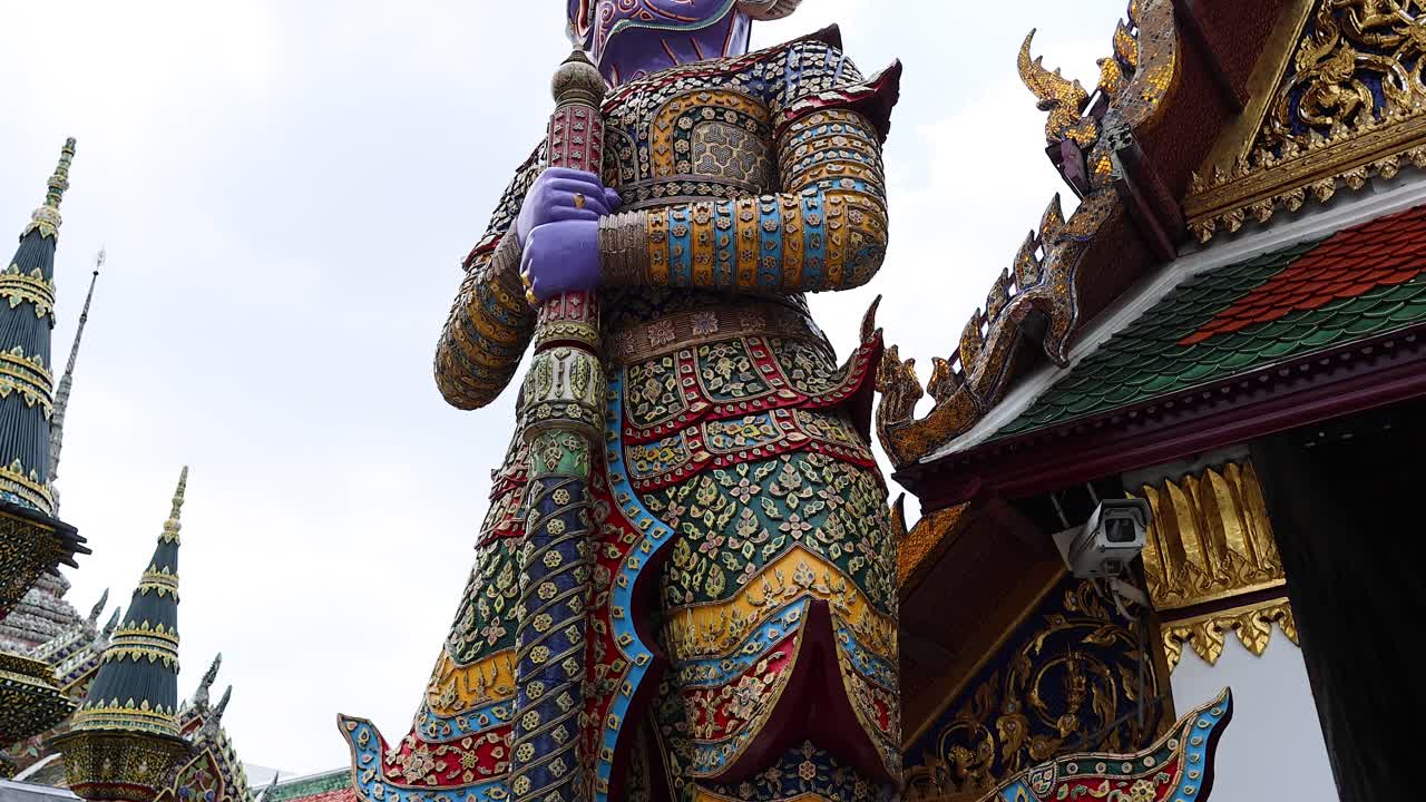 estatua colorida en el templo del buda esmeralda