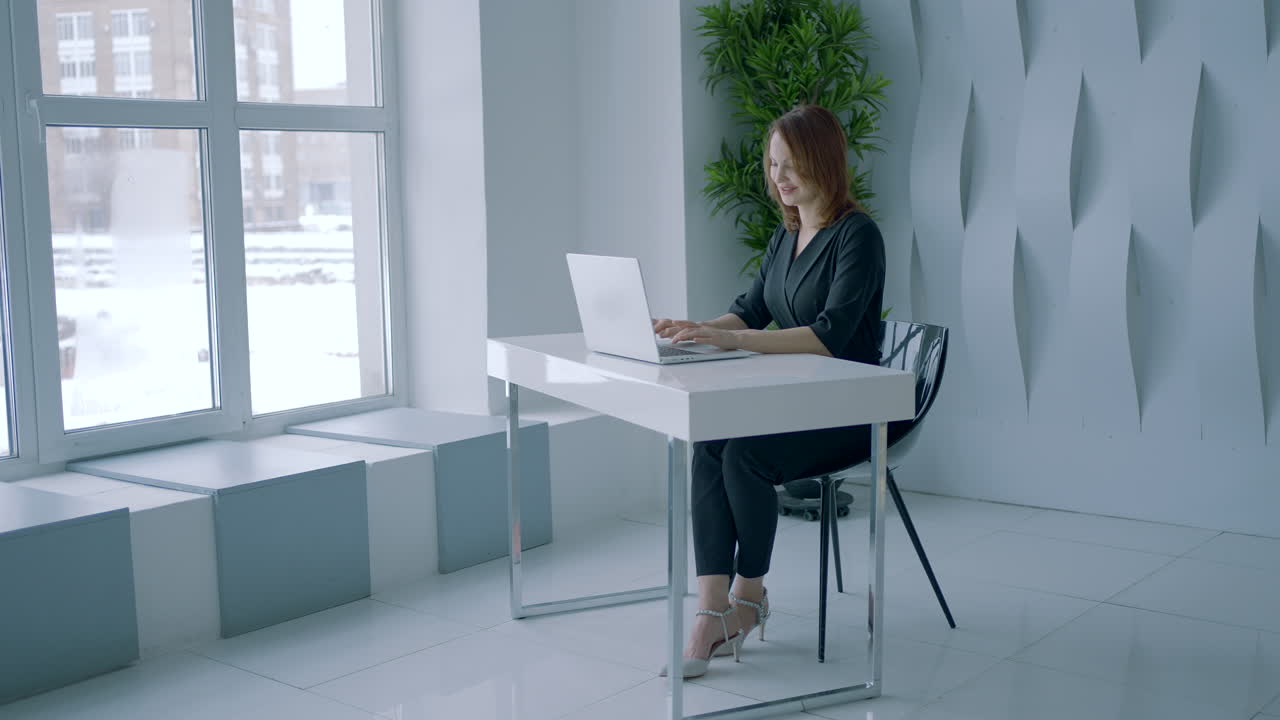 현대 사무실 에서 노트북 을 사용 하는 여자