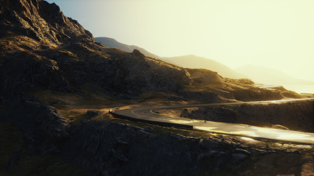 panorámico camino de montaña al atardecer