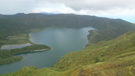 Lagoa-Do-Fogo-Lago-Rodeado-De-Exuberantes-Montañas-Verdes-Y-Cielo-Nublado