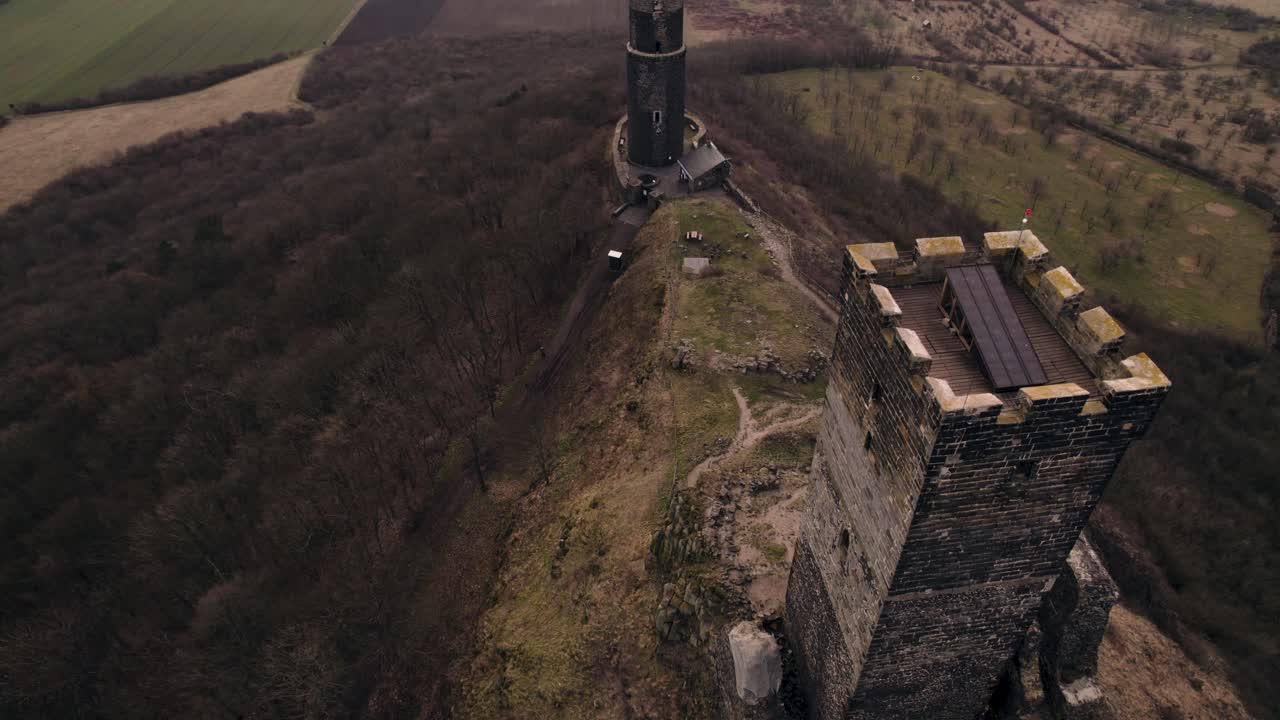 vista del sobrevuelo del avión no tripulado, castillo medieval de hazmburk torres gemelas en la cima de una colina, europa