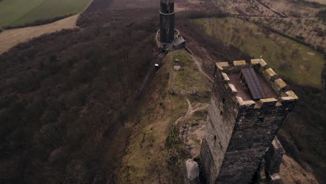 Drohnenüberflugansicht,-Mittelalterliche-Zwillingstürme-Der-Hazmburk-Burg-Auf-Einem-Hügel,-Europa