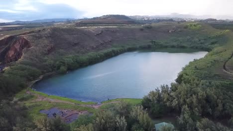 Drone-Volando-Hacia-El-Estanque-De-Peces-Nomilo-En-El-Parque-Salt-Pond-En-Kauai,-Hawaii---Antena