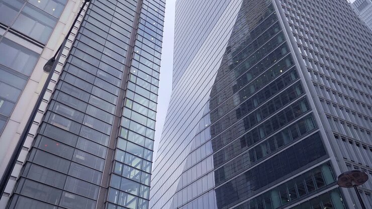 Vista di un ascensore che sale attraverso le vetrate della City di Londra