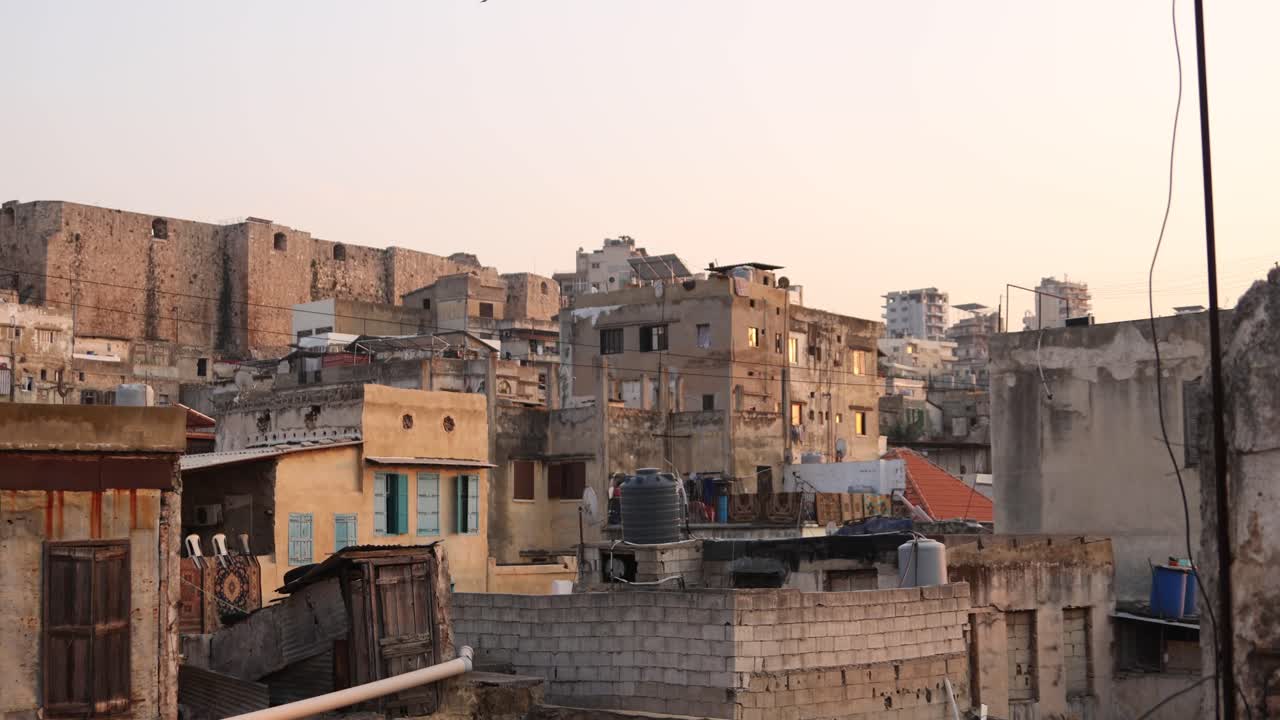 vista de los techos de la ciudad antigua árabe en trípoli, norte del líbano