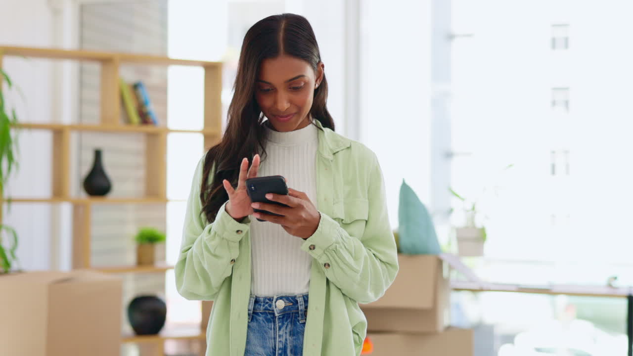 mudándose, mujer y texto telefónico en un boxeo en casa