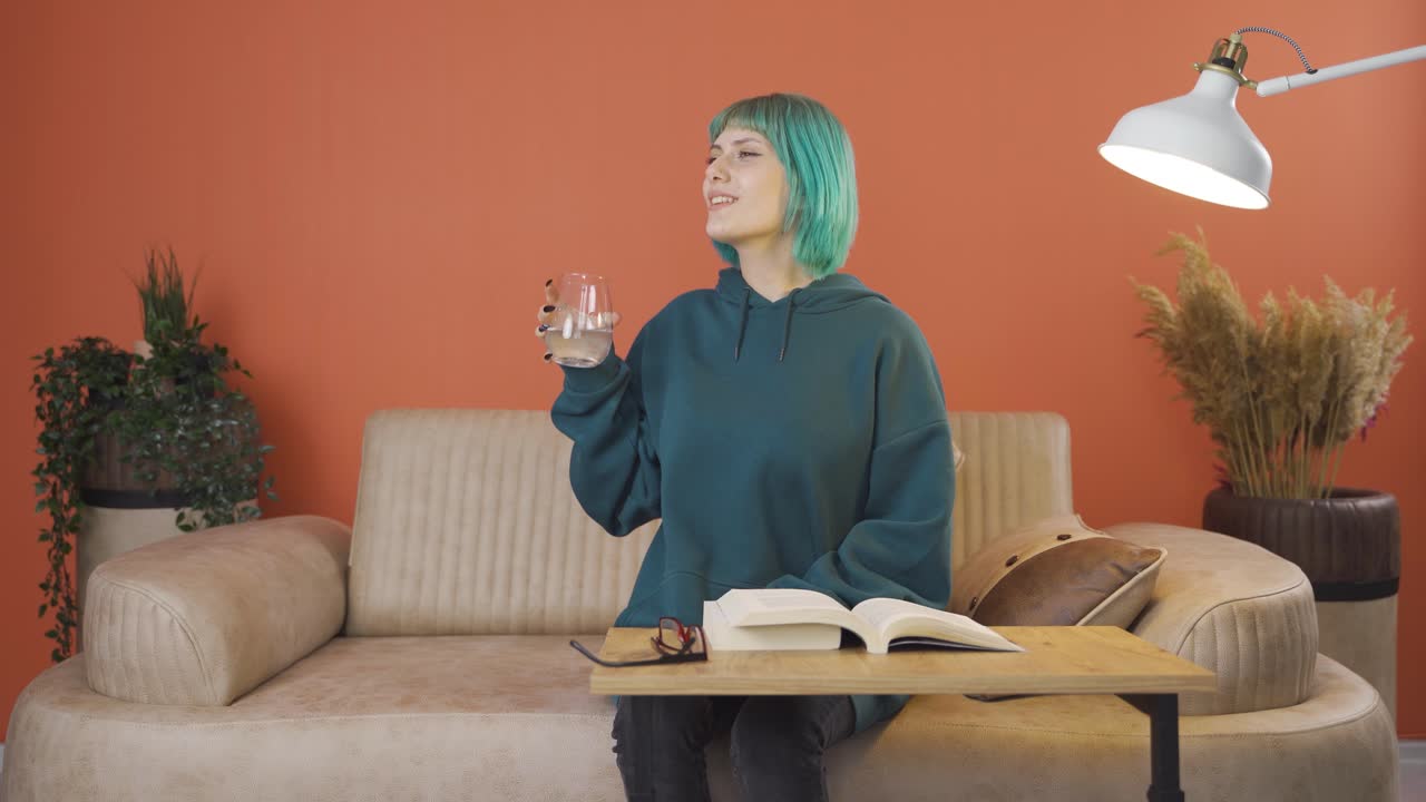 건강한 삶을 위해 물을 마시는 젊은 여성.