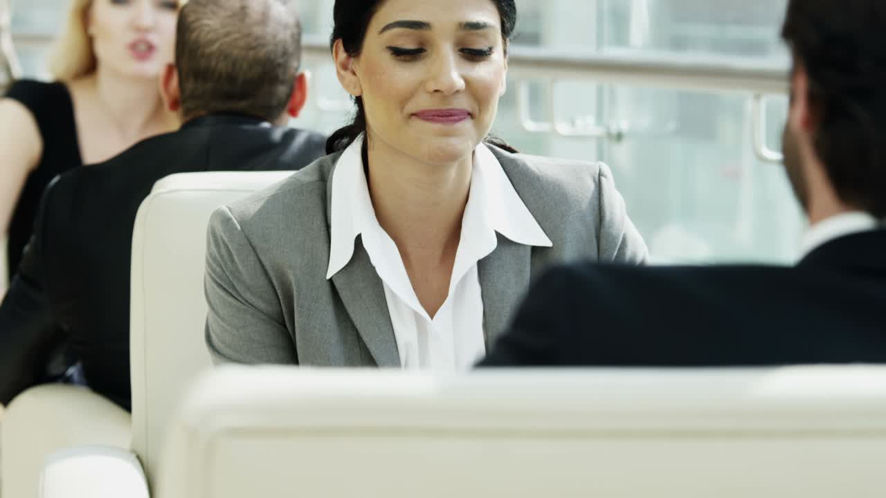 hombres y mujeres de negocios multiétnicos se reúnen en el centro