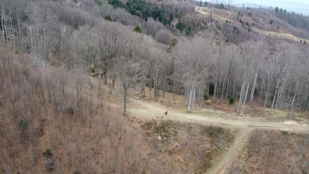 크로아티아 자그레브의 언덕 가장자리를 향해 공중 확대