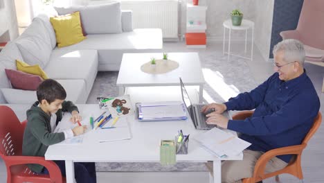 Padre-Trabajando-Desde-Casa-E-Hijo-Estudiando.