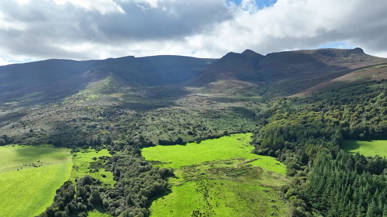 코메라그 산, 워터포드 공중 촬영, 여름 늦은 저녁 그림자에서 높은 초원과 산의 촬영