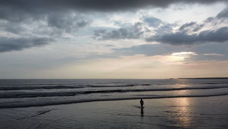 cuando los jóvenes van a la playa la vida comienza y la relajación llega