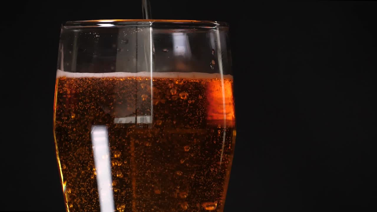 Birra ghiacciata, alcol rinfrescante, bevanda che viene versata, bevanda fredda e schiumosa.