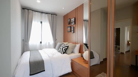 elegante decoración de dormitorio en blanco y negro con cama doble