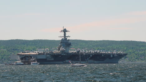 군함 uss 제럴드 포드 (uss gerald ford) 가 노르웨이 오슬로 피오르드에서 항해하고 있습니다.