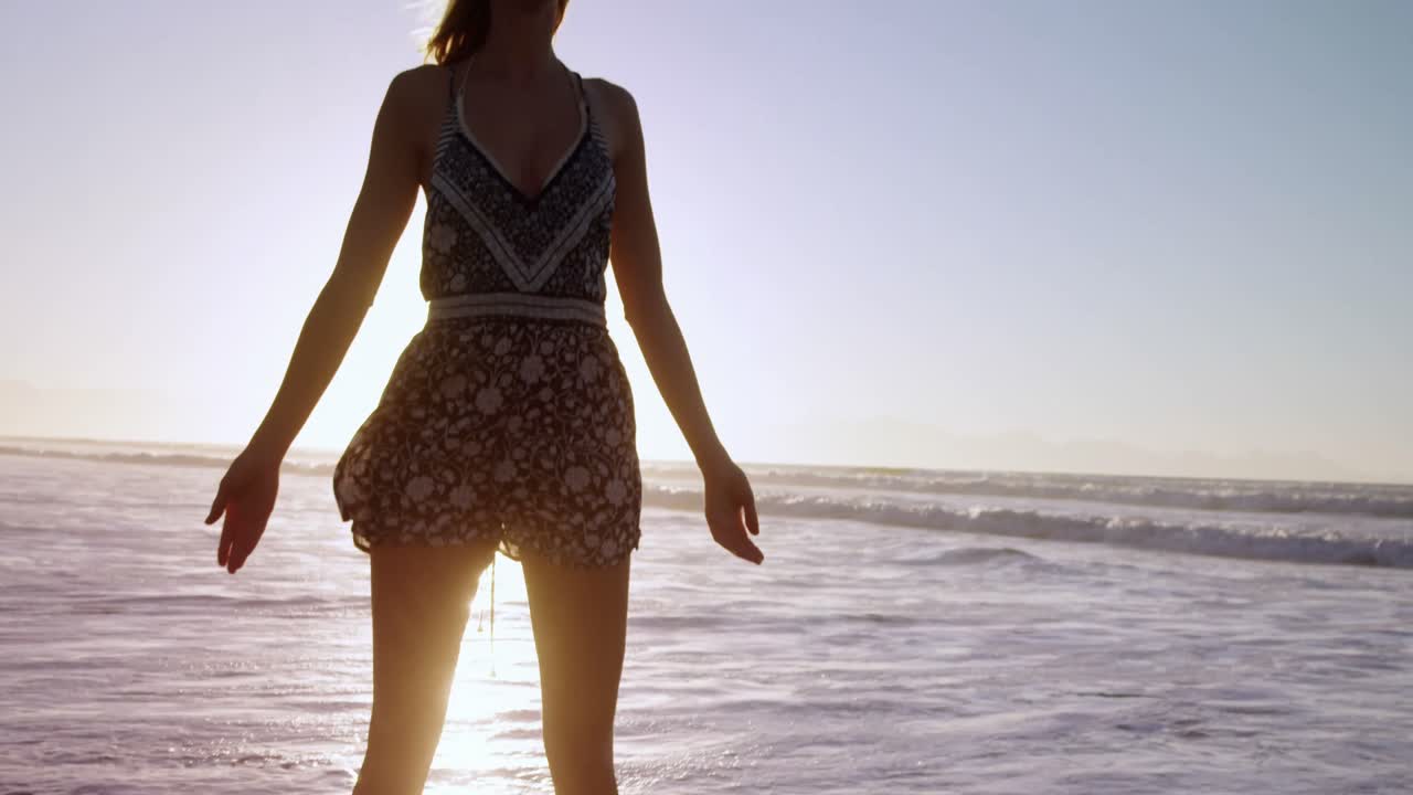 해변 에 서 있는 팔 을 펴고 있는 여자