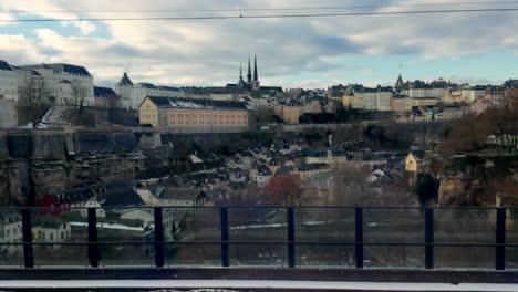 Experimente-El-Encanto-De-La-Ciudad-De-Luxemburgo-A-Medida-Que-Se-Acerca-El-Tren,-Con-Una-Vista-Impresionante-Del-Suelo-Debajo