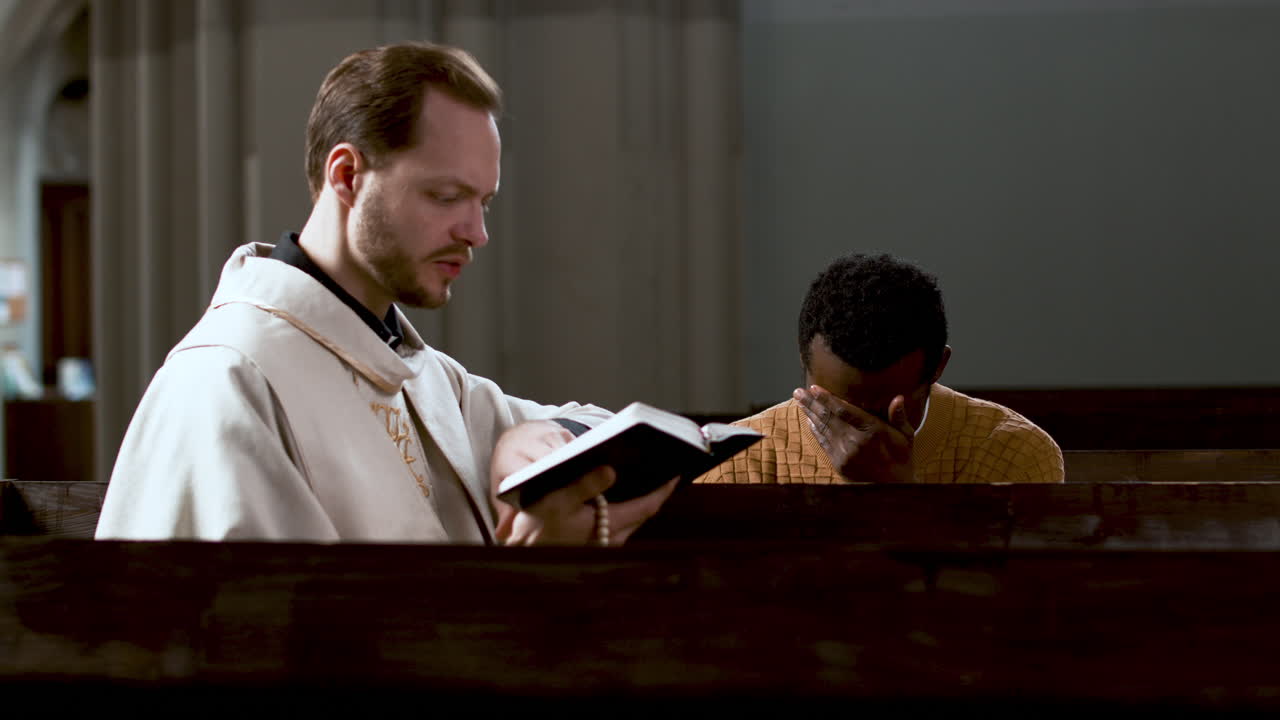 hombre sentado en la iglesia