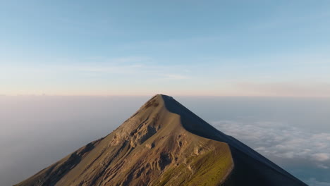 Aéreo:-Volando-Directamente-Hacia-El-Activo-Volcán-De-Fuego-En-Guatemala-Durante-El-Amanecer