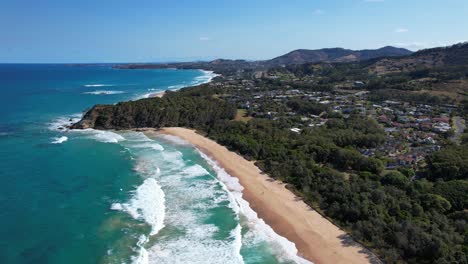 Ocean-Waves-Crashing-On-Sandy-Shore-Of-Sapphire-Beach-In-NSW,-Australia---aerial-shot