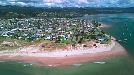 Salvavidas-De-Surf-Patrullando-La-Playa-De-Surf-De-Whangamata