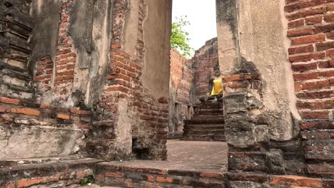 caminando por las ruinas históricas del templo en ayutthaya