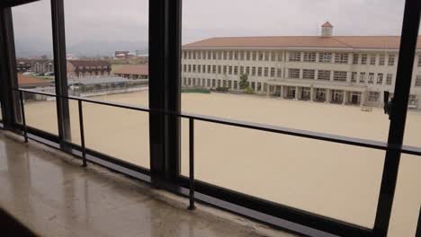 terrenos de la escuela primaria japonesa vistos desde el interior del edificio
