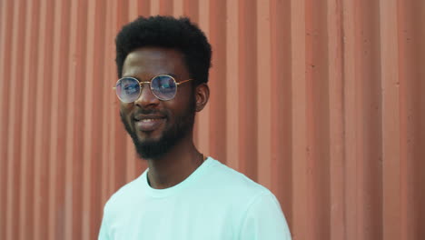 retrato de un joven alegre hombre afroamericano al aire libre