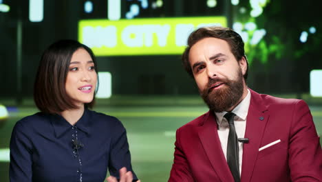 equipo de reporteros en el programa de entrevistas nocturno