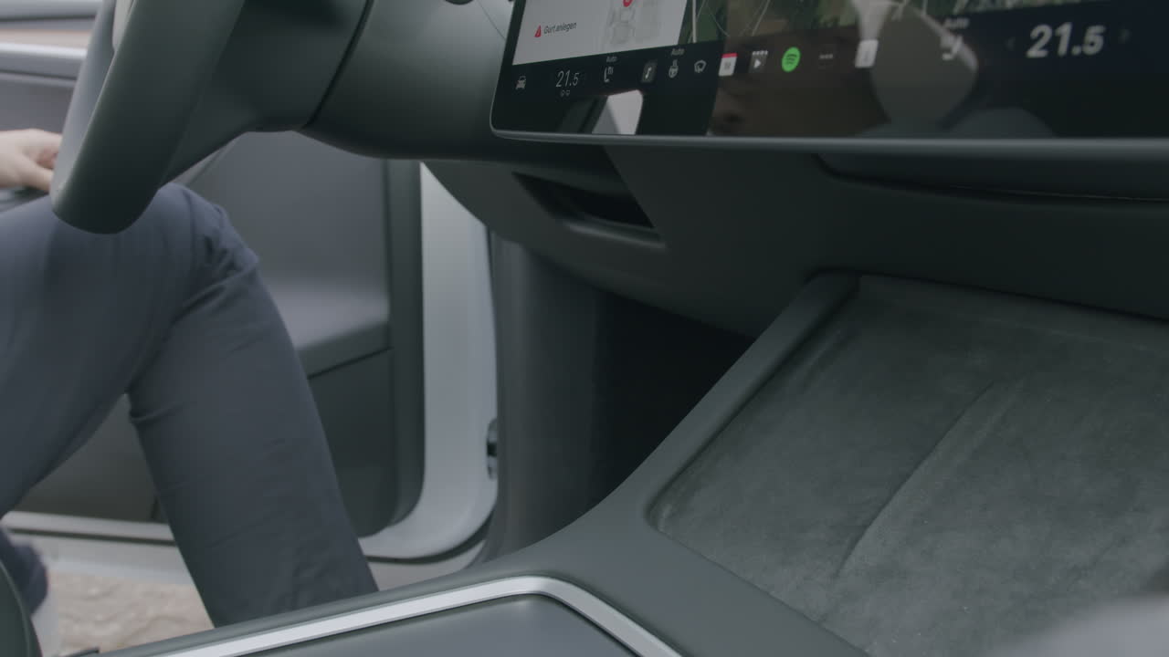 abrir la puerta y tomar un teléfono inteligente de la consola central