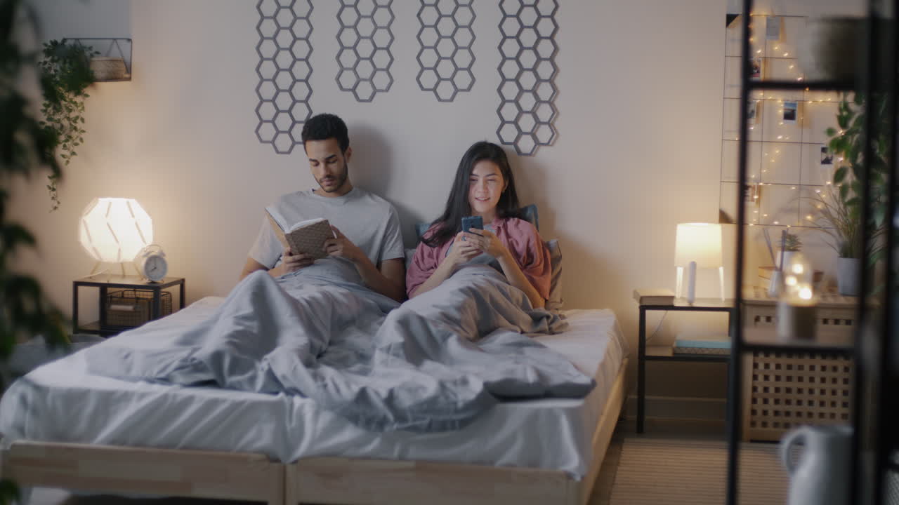 pareja relajándose en la cama