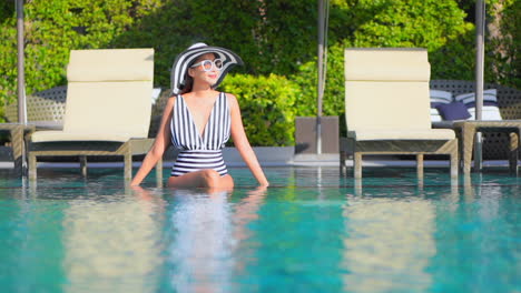 Sesión-De-Moda,-Elegante-Mujer-Exótica-En-Traje-De-Baño-Junto-A-La-Piscina-En-Un-Día-Tropical-Soleado-De-Fotograma-Completo