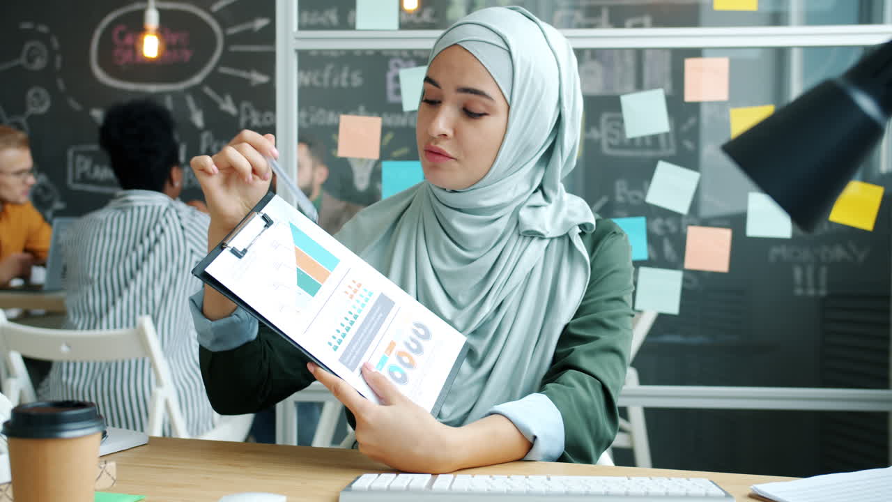 Wanita Pebisnis Mempresentasikan Data di Kantor