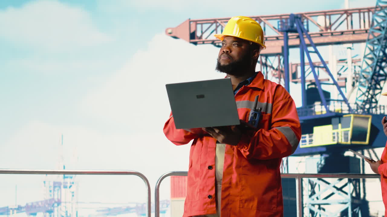 Lodret video Boreplatform-inspektør inspicerer offshore platformsinfrastrukturs integritet