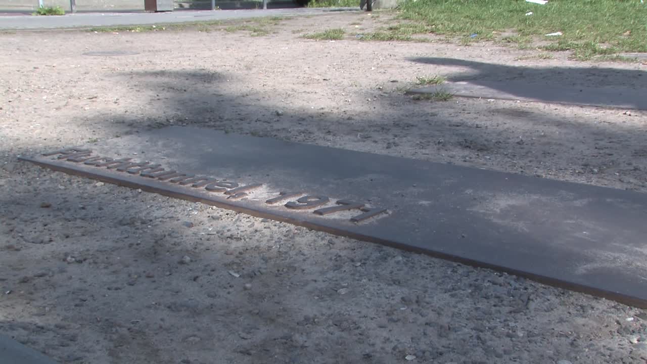 독일 베를린의 베르나우어 거리에 있는 이전 탈출 터널의 비문