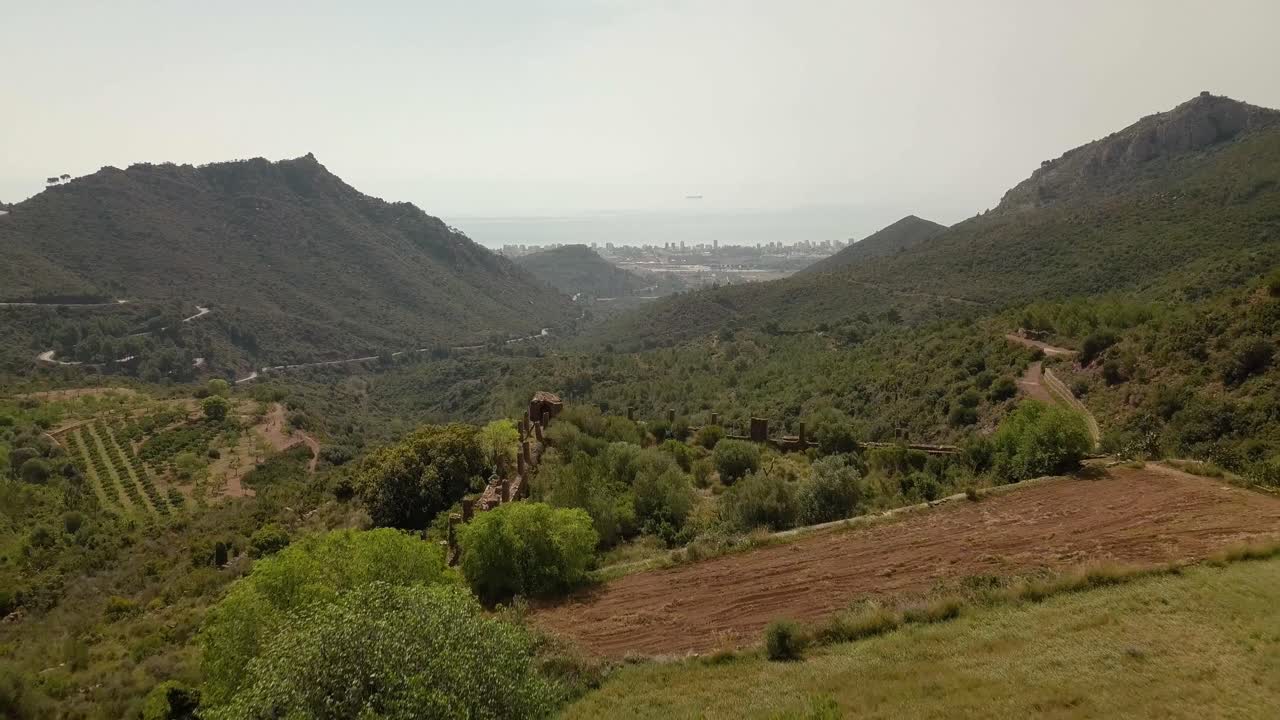 Ripresa aerea con drone in allontanamento del vecchio monastero carmelitano a Desierto de las Palmas.