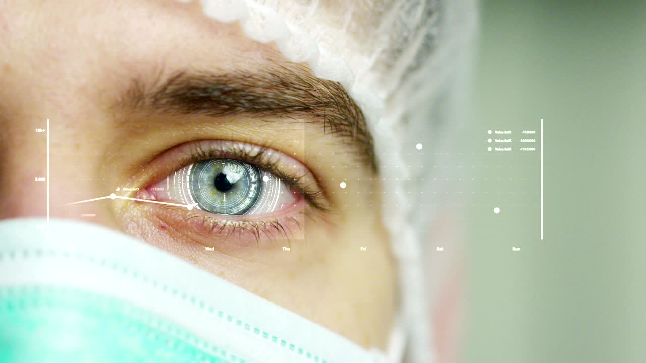 un medico, un chirurgo, esamina una piastra olografica digitale tecnologica che rappresenta il corpo del paziente, il cuore, i polmoni, i muscoli, le ossa.