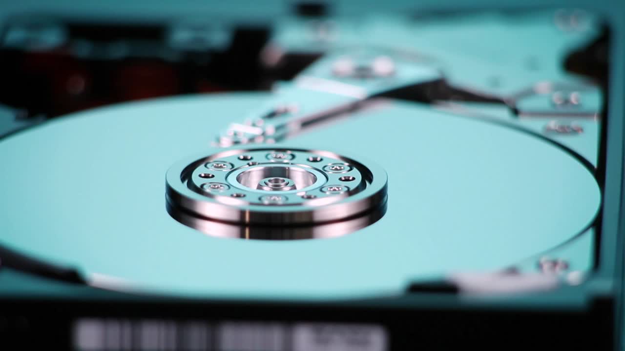 덮개가 없는 하드 드라이브가 디스플레이에서 천천히 회전함