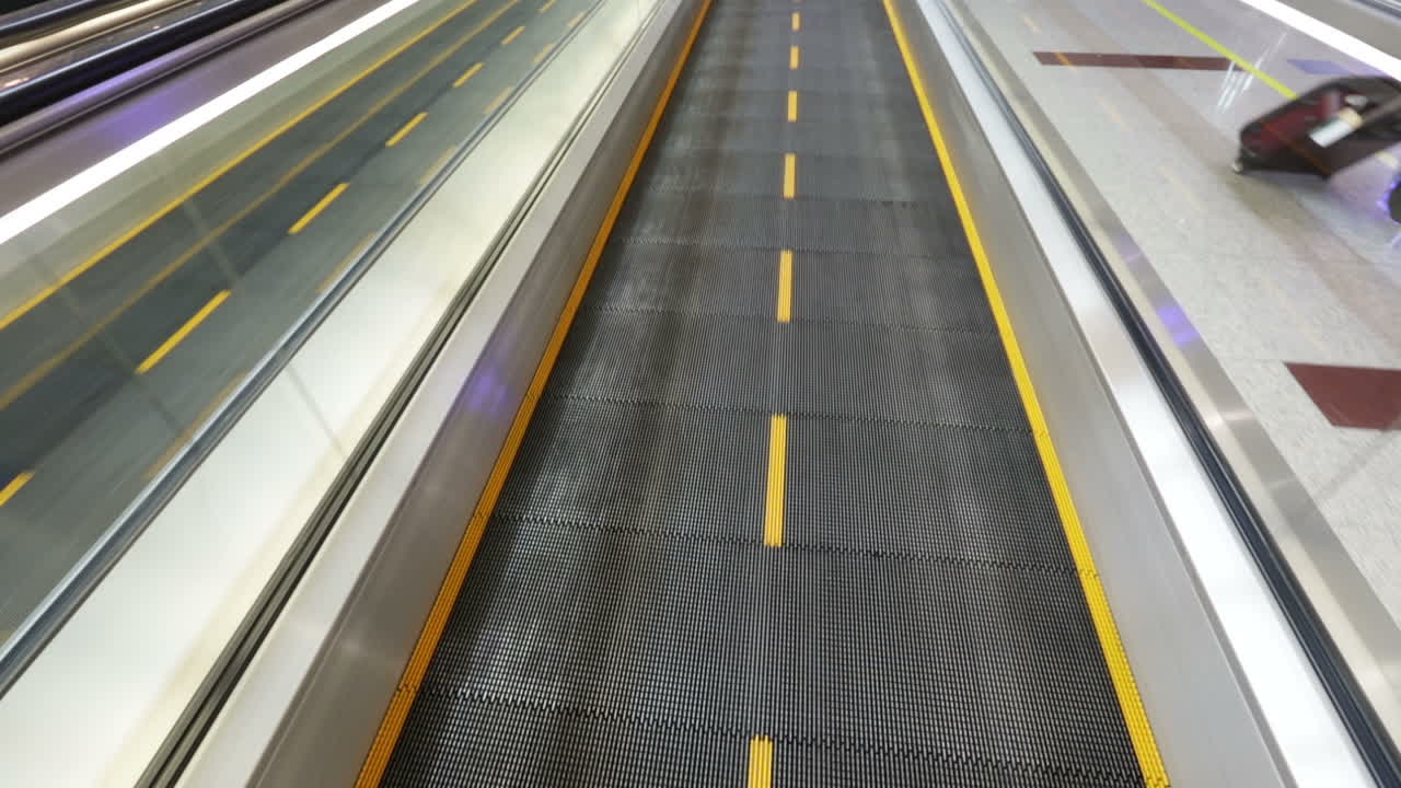 la acera móvil del aeropuerto también travelator, walkalator y movator.