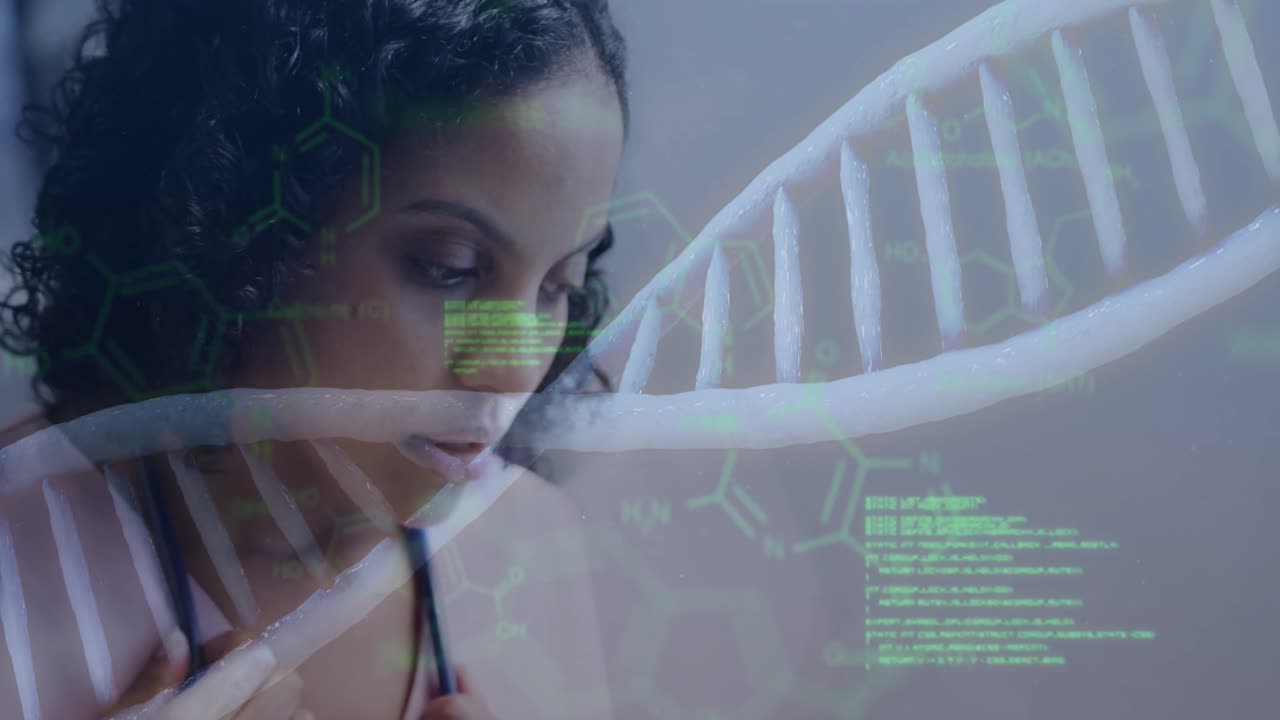 animación de la hebra de adn y procesamiento de datos sobre una mujer médica biracial cansada
