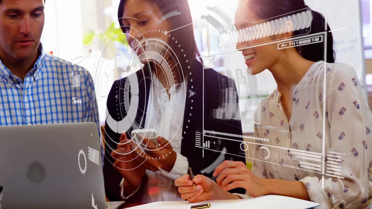animación de la interfaz con el procesamiento de datos sobre diversos colegas discutiendo sobre la computadora portátil en la oficina