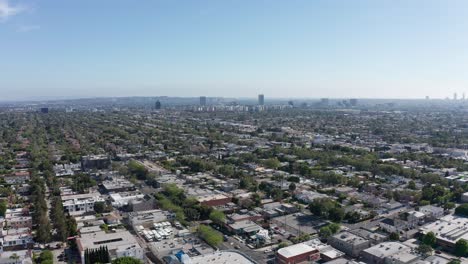amplia toma aérea de plataforma rodante de wilshire blvd.