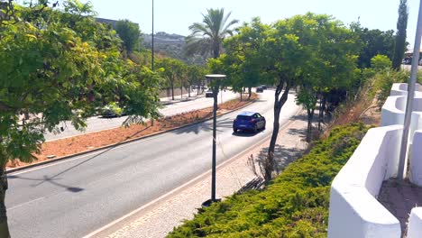 Schnellstraße-Mit-Vorbeifahrenden-Autos-In-Albufeira,-Portugal