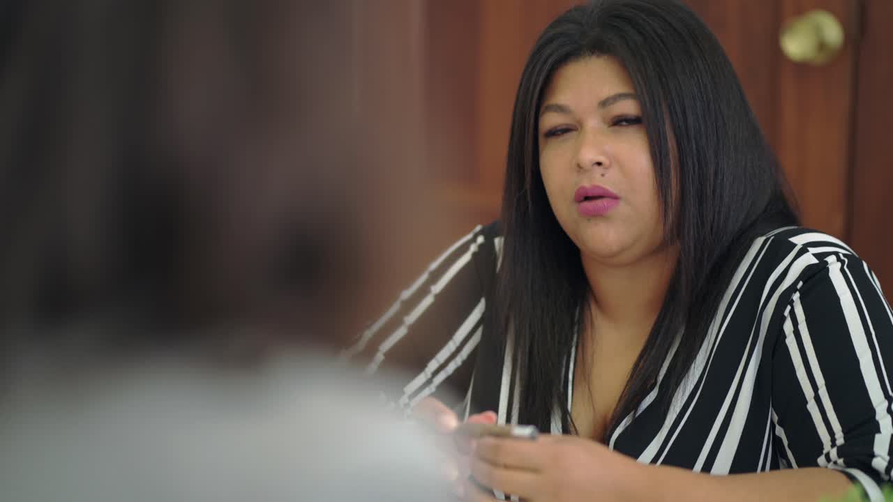 사무실 에서 동료 와 대화 하는 여자