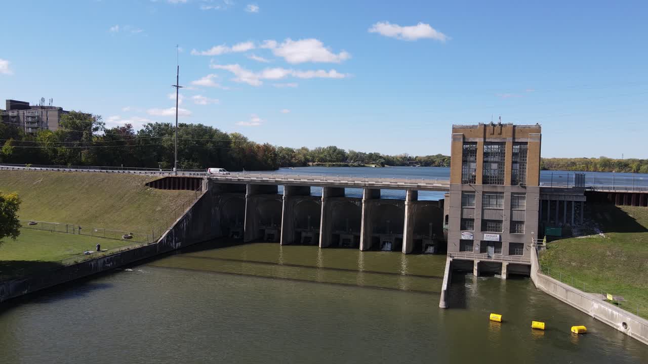 camiones conduciendo sobre la represa de agua de ypsilanti en un día soleado, vista aérea de drones