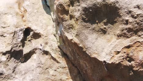 cerrar siguiendo grieta en roca con manchas de magnesio en fontainebleau