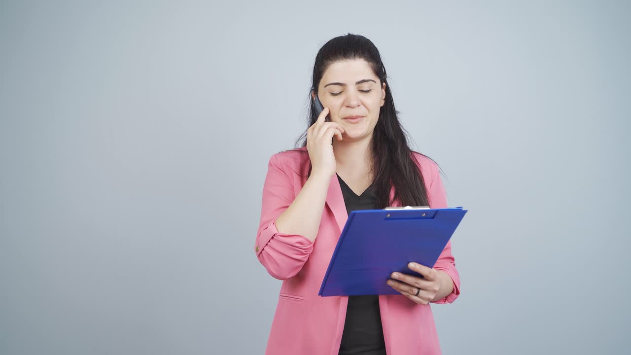 mujer de negocios hablando felizmente a la cámara.