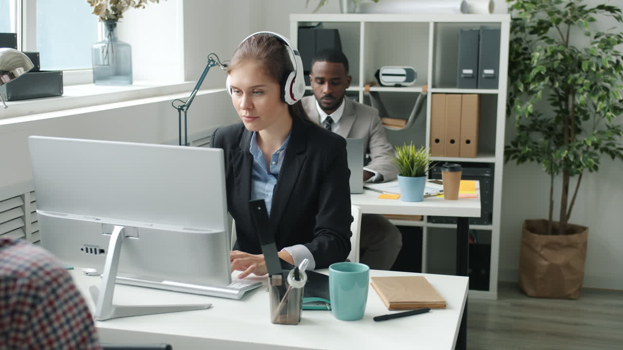 personas de negocios que trabajan en una oficina