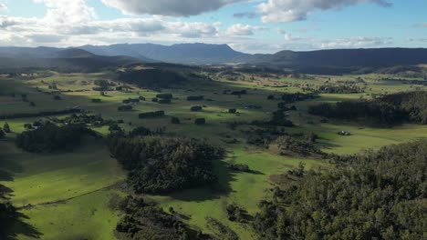 Idyllic-landscape,-green-fields-and-mountains-on-Tasmania-Island,-Australia