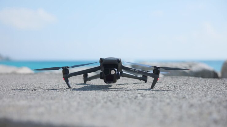 Decollo del moderno drone quadricottero DJI Mavic 3 Pro